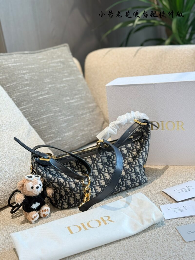 Dior Old Flower Bento Bag with Pendant P295
Elegant, casual, and full of relaxation
Interpreting a fashionable new posture, with a stylish and casual appearance, inadvertently revealing a sense of relaxation. Put on an off shoulder top and black skir...