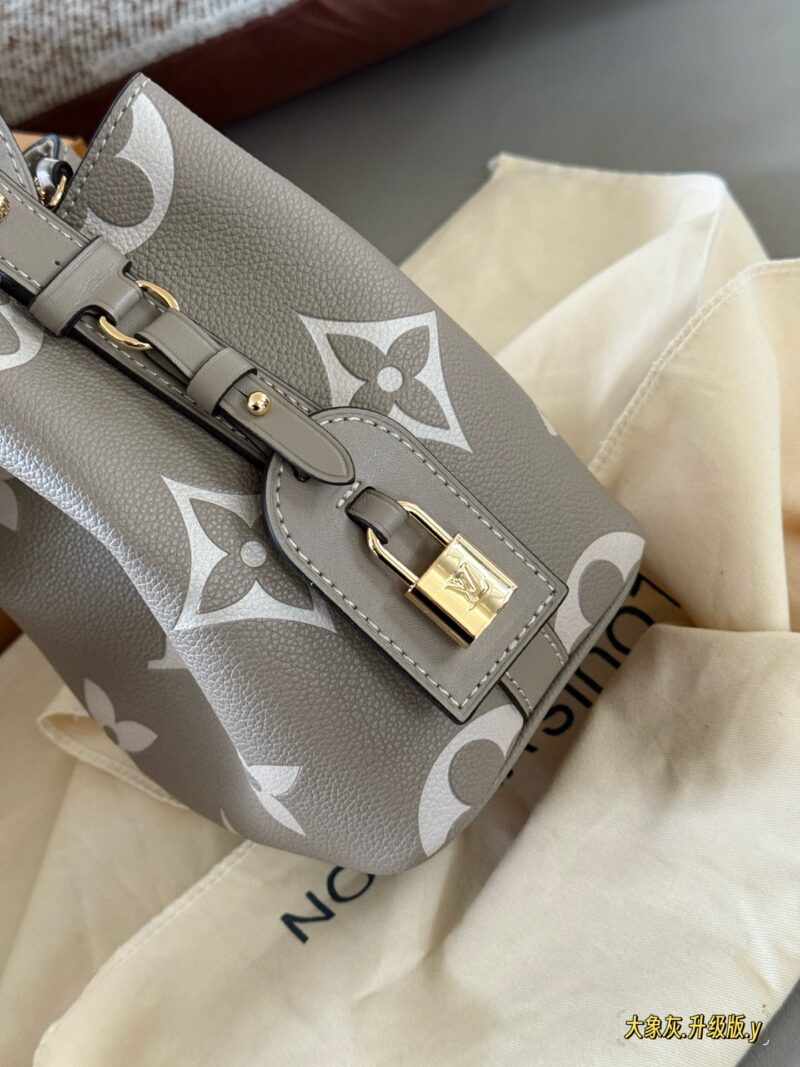 e2add7246d.jpg 235 box
size:18*16cm
ALL IN BB Heavy Attack
Who wouldn't be confused after reading this!
I didn't expect to like it more and more as I watched it
There are two sizes of holes for L home AII IN BB
25ss bucket bag