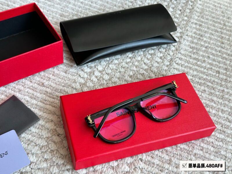 e2d5ff40e6.jpg 210 box
YSL's greatest item has appeared~YSL is really amazing
The logo next to the mirror legs is really eye-catching
Cat's eyes are quite rare
I didn't expect YSL's house to have such a beautiful nude mirror
Chong Chong Chong Chong#