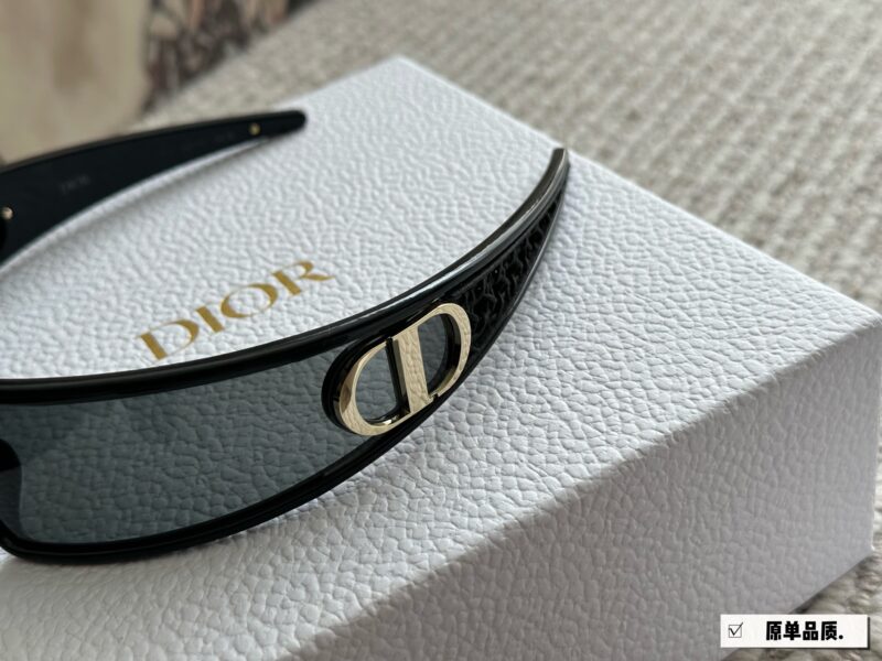 e2e6c17df4.jpg 215 High Version Complete Gift Box
Recent new favorite - Dior headband sunglasses
Really roar, look at it
You can also take it off as a headband
I really love cool things
One mirror dual-use full set gift box for personal use ? Giving gifts is very...