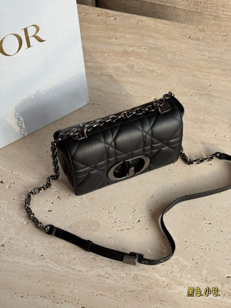 240 pairs of folding boxes (large compartments)
size：20*13cm
D Home 23ss Caro Exquisite Handbag
It's really beautiful. Good lady style
Small and lightweight
Adjustable shoulder straps! I love it, I love it!