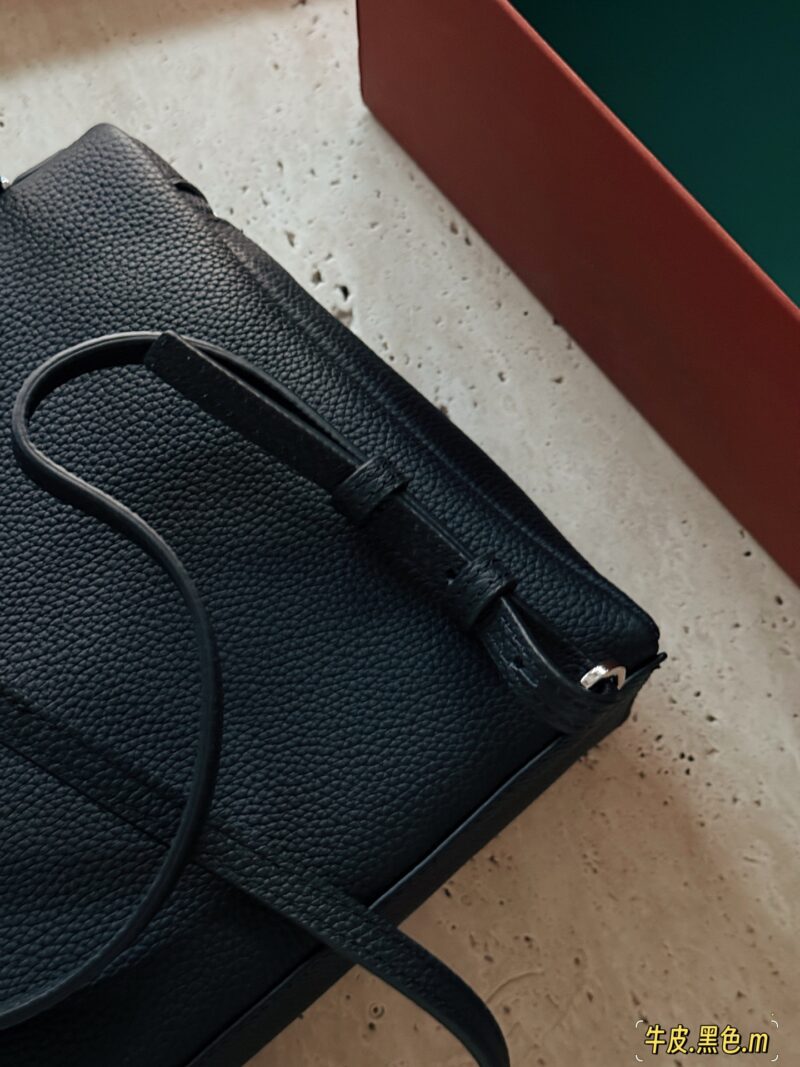 e2f12a5177.jpg 320 cowhide/matching box
size:23*32cm
Loro Piana backpack goes viral/
Loro Piana's backpack is finally waiting for you!
New favorite backpack
Great! It's low-key and tasteful!
Ultra gentle color wrap
The first layer of cowhide is very durable!