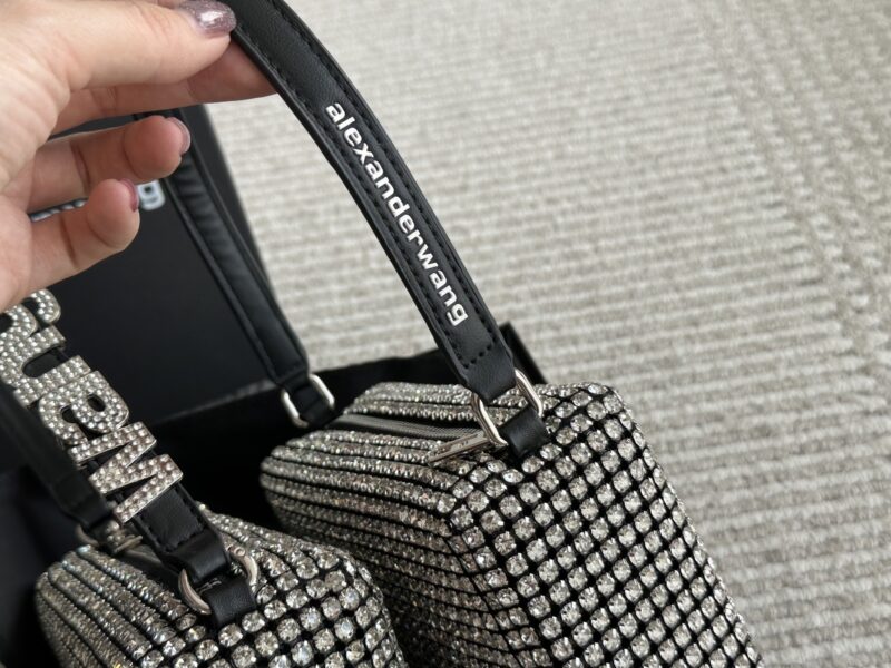 160 170 (wrist rhinestone) with box
size：18*10cm
BlingBling Giant Flash
AW King Water Diamond Bag
Summer really needs a rhinestone bag to blow up the streets!
The manufacturer also gives away long shoulder straps
Isn't it a great value!!