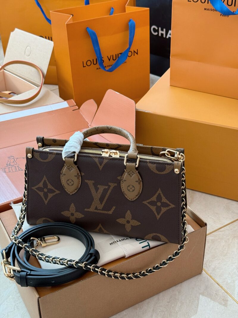e3069a4c37.jpg 265 box upgrade version
size:25*13cm
Highly anticipated by everyone!
L Home On the Go has finally released a slim shoulder strap version,
There's also an extra leather chain under the armpit back
Recommend this bag type! Super practical
This small ...