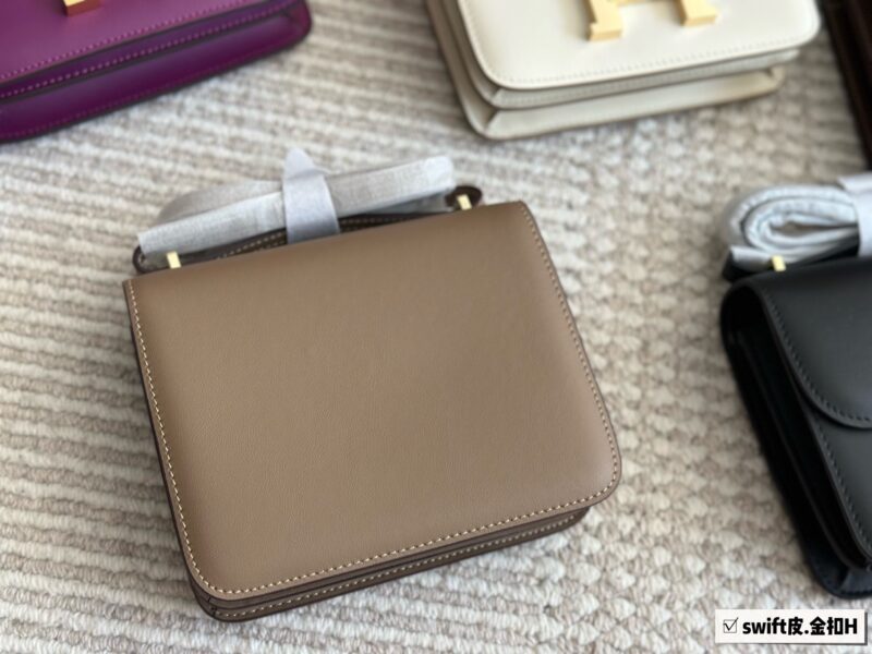 Comes with a complete set of packaging
size：19*15cm
H's flight attendant bag, Kangkang bag,
Original hand sewn,
???? Swift cowhide/silver buckle
Original logo complete