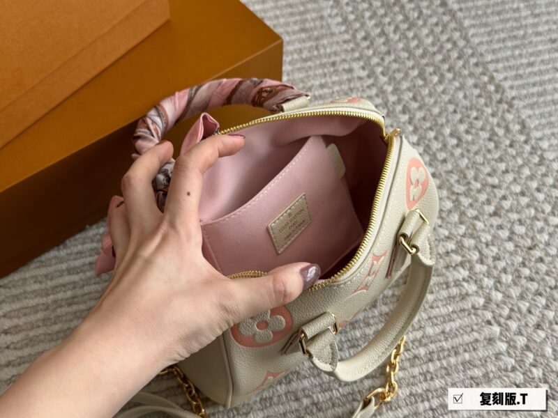 e33d8e013a.jpg 250 new model (with box)
size:20*14cm
L Home SS23 Speedy 20
Experience the joy of cherry blossom powder together~
Carrying a small bag, I really love it, love it~
?? Cherry Blossom
Search: Lv nano