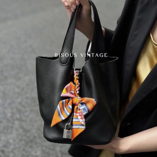 Hermes entry-level bag | Basket of vegetables black silver picotin 18 Hermes classic entry-level model, black silver. Reaching new heights
Super versatile classic black, never outdated country
It matches well with sweaters and coats in autumn and win...