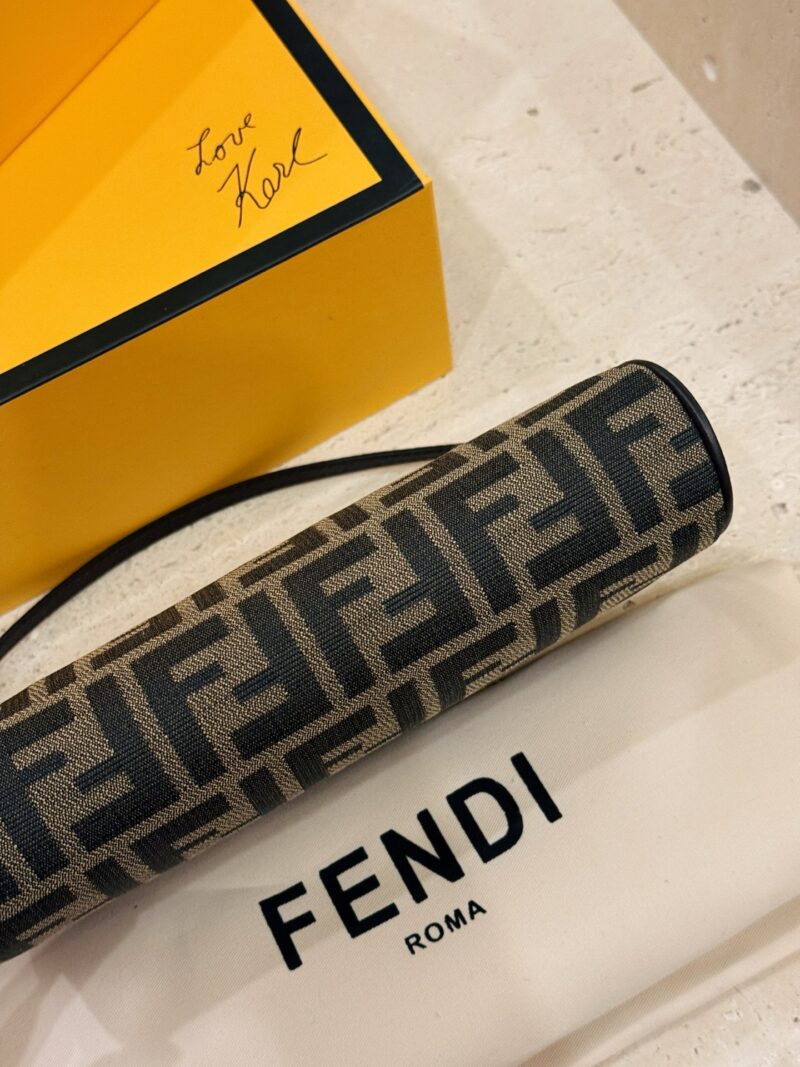 e3451acad3.jpg 195 box
size:23*14cm
Fendi Underarm Bag/Mahjong Bag
Really perfect!
The leather shoulder strap has a strong texture, and the hardware chain is more exquisite
Love, love, love!
Handheld, Underarm, Crossarm