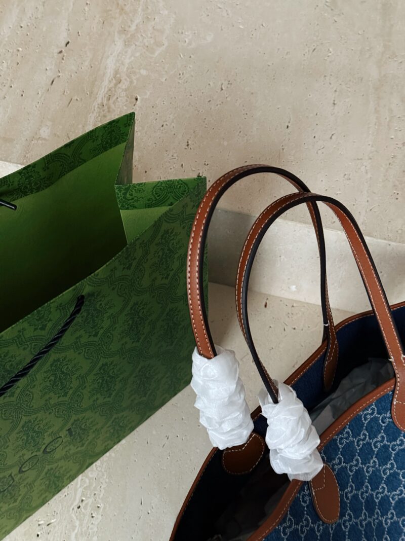 e345fe76b9.jpg 220 no box with paper bag
Size: 20 (base width) * 35 (top width) * height 21cm
GG new double-sided shopping bag
It can be used both on the front and back with Tote!
Sisters like me who want many styles! Too practical! Small tote like giant outfit