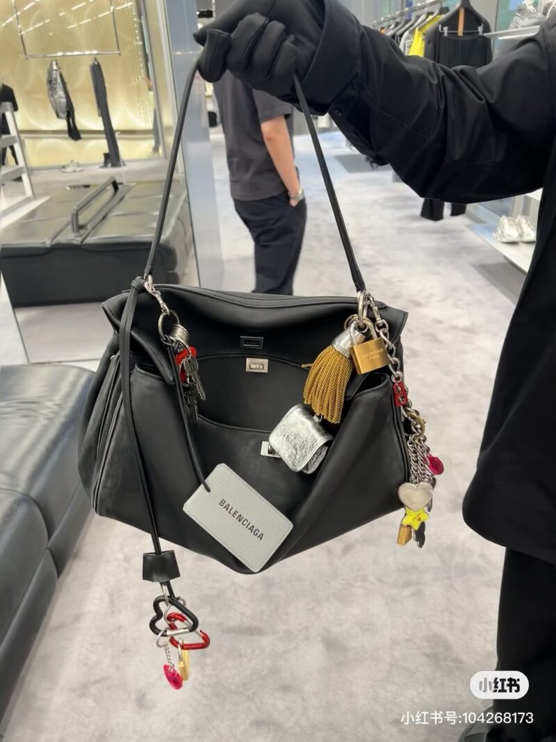 Balenciag Rodeo
The Redeo that was finally won! ! ! The soft and large silhouette bag immediately gives off a lazy and lazy feeling on the upper body. I really like this convenient and cool super practical bag. This new model named after the Rodeo D...