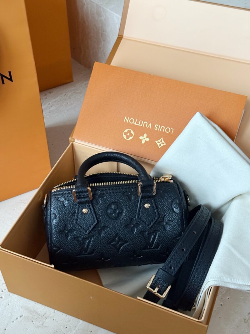 e3580c8e7a.jpg 205 box
Size: 16 * 10cm (mini)
L Home Speedy Nano
Experience the joy of Nano together~
Carrying a small bag, I really love it, love it~
Search: Lv nano