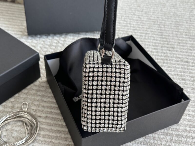 160 170 (wrist rhinestone) with box
size：18*10cm
BlingBling Giant Flash
AW King Water Diamond Bag
Summer really needs a rhinestone bag to blow up the streets!
The manufacturer also gives away long shoulder straps
Isn't it a great value!!