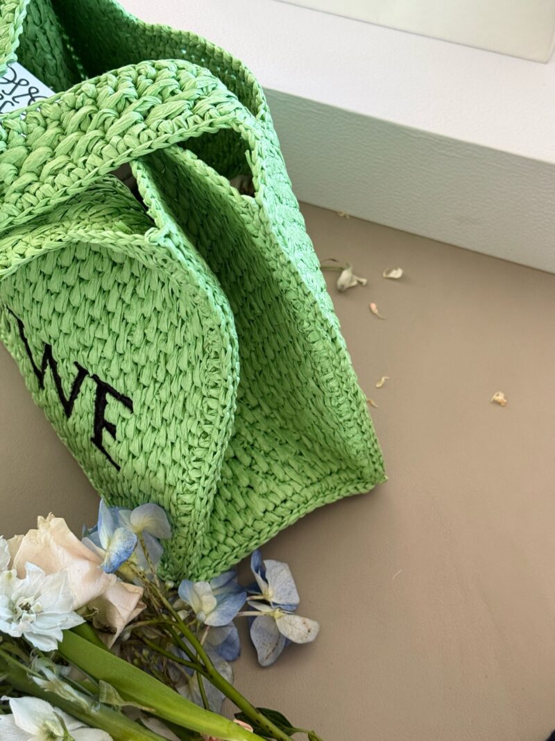 e38fe0a6fe.jpg 230 box
size:30*25cm
LOEWE | Grass woven bag
Don't you have such a beautiful straw woven bag in summer?
Anagram Basket
A bag full of summer atmosphere for picnics, outings, outings, and sea views