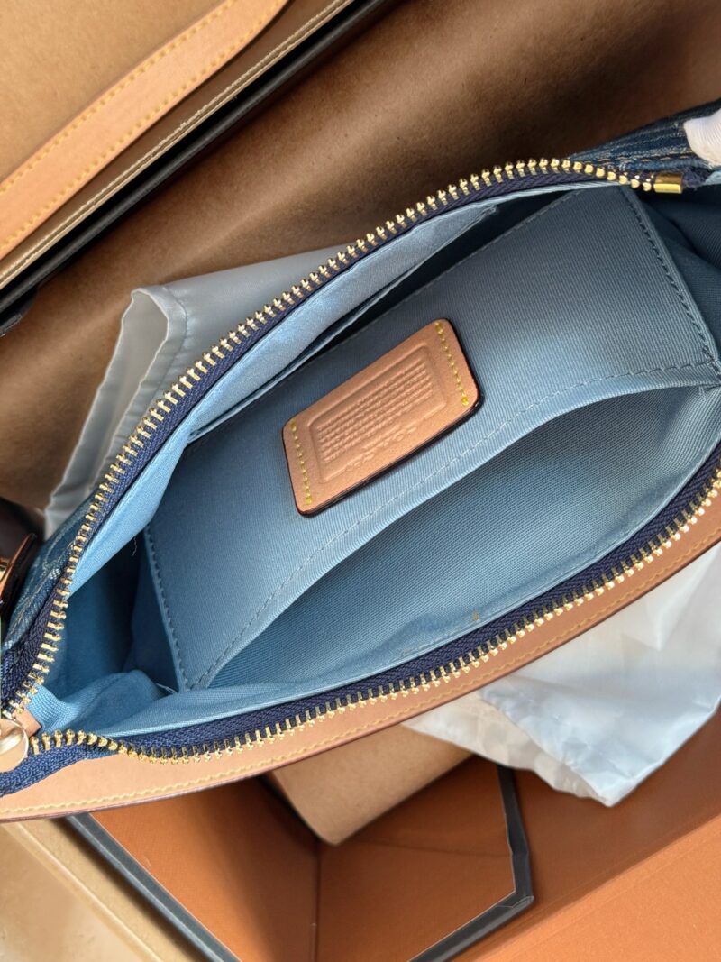 e3a3fdf68c.jpg 230 box upgrade version
size:24*13*7cm
C's Teri armpit bag, fragrant but not delicate
Underarm bag design ceiling!
Equipped with 2 shoulder straps,
Both shoulder and crossbody are acceptable!
level of appearance
Search Coach Coach Underarm Bag