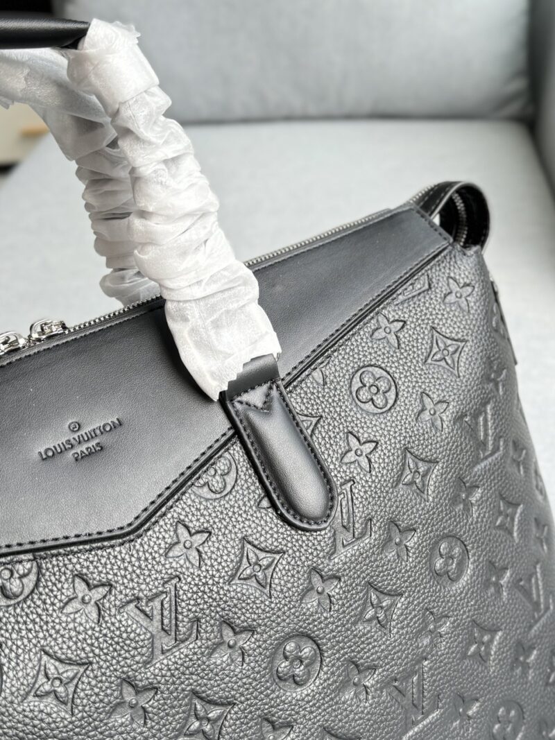 e3adc15942.jpg Cowhide 355
size:39×28
LV Exploer embossed commuting bag, office bag, computer bag, shoulder bag, crossbody bag, handbag
Simple and practical, with a premium yet understated texture, suitable for both business and leisure, and featuring vintage fl...