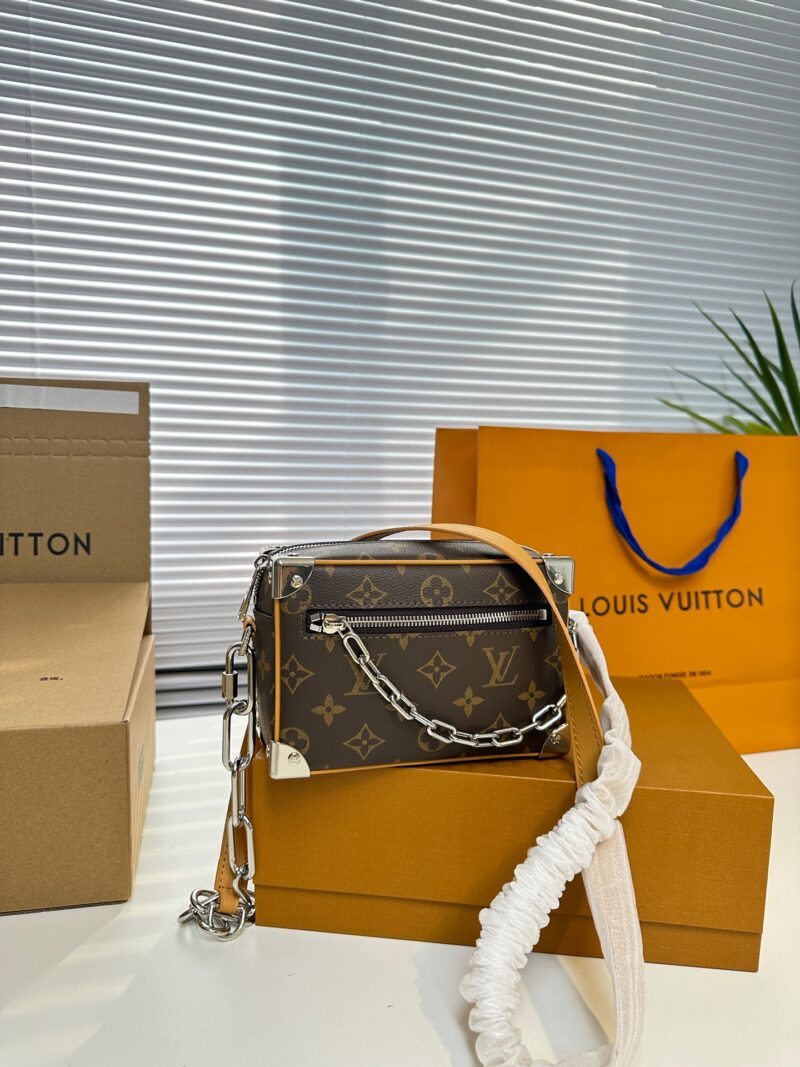 e3b61aad51.jpg 190 Upgraded Original M12767 Mini Soft Trunk Box Crossbody Bag This avant-garde accessory features a square and elegant design, with a chain that can hold the bag on the shoulder or like a hand. Detailed features: 18.5 x 13.0 x 8.0 cm (length x heigh...