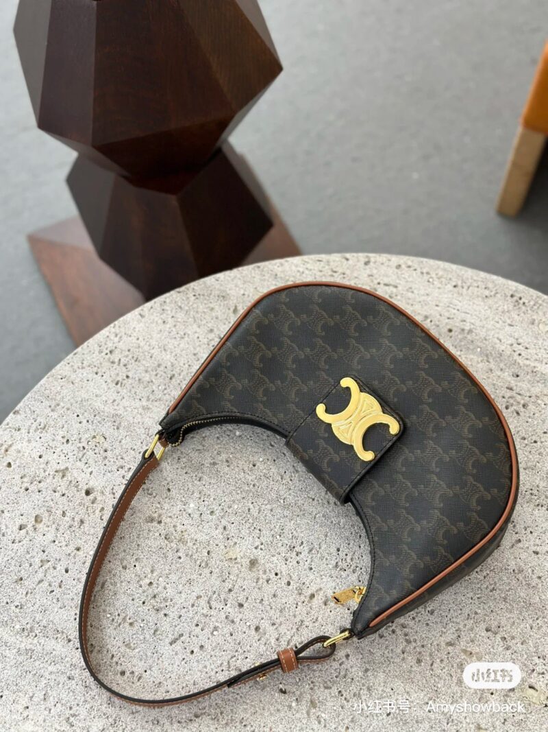 e3b7ab6dfa.jpg Celine's Ava Underarm Bag, a vintage flower, has released a new big logo. It's on the market, just a stroll in the store
I had no idea about this new product being launched
But compared to the old Ava, the new Ava
Feeling exaggerated, I instantly wan...