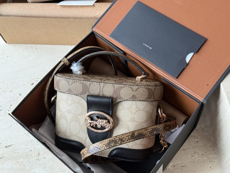 e3bc89ffe1.jpg 235 box
size:19*13cm
C's new model Georgie
Limited edition presbyopia box bag,
This one exudes a high-end texture,
And it's super versatile.
It's time to give yourself a seasonal bag~
Original hardware! Order version!