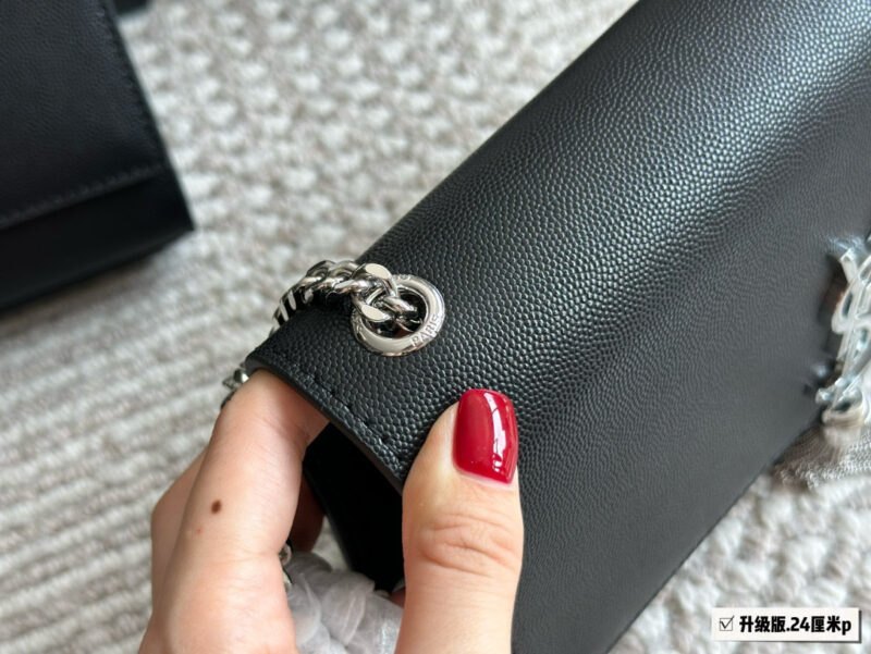 e3db61c351.jpg 240 box cowhide
Size: 24 15cm (large)
YSL WoC envelope package
kate
Caviar cowhide looks particularly good in texture! Durable and wear-resistant!
? Crossarm ? Underarm