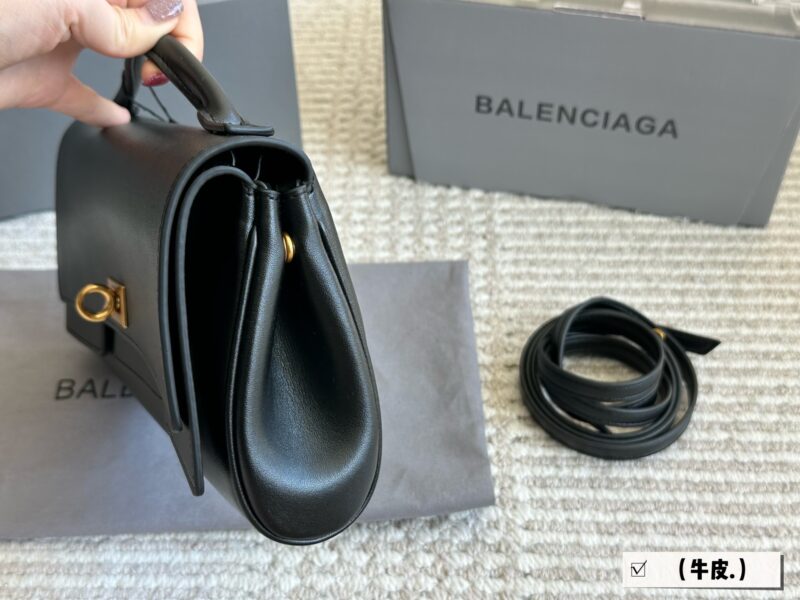e3ea15c01b.jpg Cowhide 270 with box
size: 28*14cm
The Belair series from Balenciaga is simply amazing!
The new handbag/crossbody bag is small and exquisite!
Cowhide quality!
The toughness and texture of leather are very soft