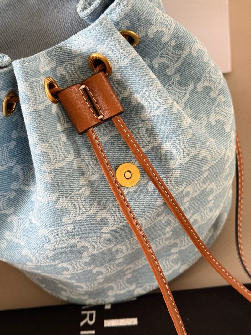 e3eb55c241.jpg 240 boxes
size:18*22cm
Versatile small backpack for all seasons
Celin Triumphal Arch Cowboy Backpack
Practical and full of retro feel
Although compact, it is very easy to fit,
A small backpack suitable for carrying all year round!