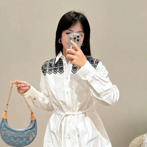 Fashionable and very summer+denim light colored denim moon bag,
Denim light colored denim moon bag,
Seeing this color gives me a feeling of youthful vitality. It is soft and casual, and very lightweight. The two shoulder straps can be adjusted direct...
