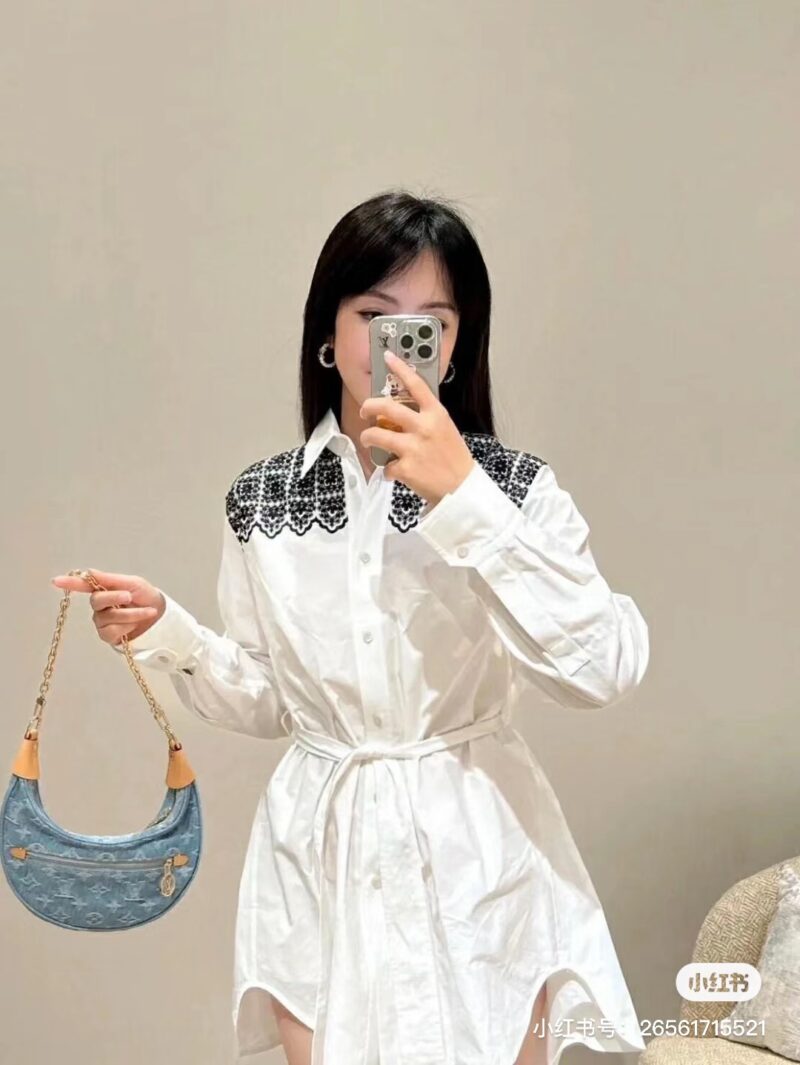 e3f6cac930.jpg Fashionable and very summer+denim light colored denim moon bag,
Denim light colored denim moon bag,
Seeing this color gives me a feeling of youthful vitality. It is soft and casual, and very lightweight. The two shoulder straps can be adjusted direct...