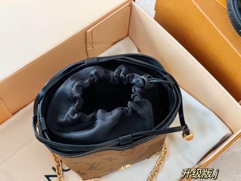 e3f7b554ab.jpg 230 box
size:12*11cm
Shao Mai Xiao Fu Bag
The Lucky Yellow Flower Roast Sale of the Sucking Donkey Family~
L's noe purple is deeply moved
Beautiful and cute with 2 shoulder straps (hardware 10 straps) that can be carried by hand or slung diagonally...