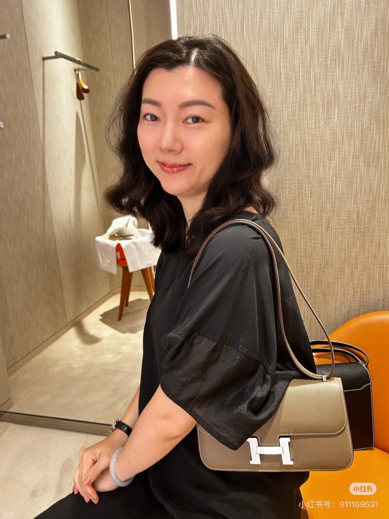 e4051ca0e5.jpg Constance Elan's new 24cm elephant grey gold buckle Epsom leather versatile color
Perhaps many people underestimate this color, but whether it's for daily travel or photography, it's very eye-catching. Fashionable and retro colors will never go out o...