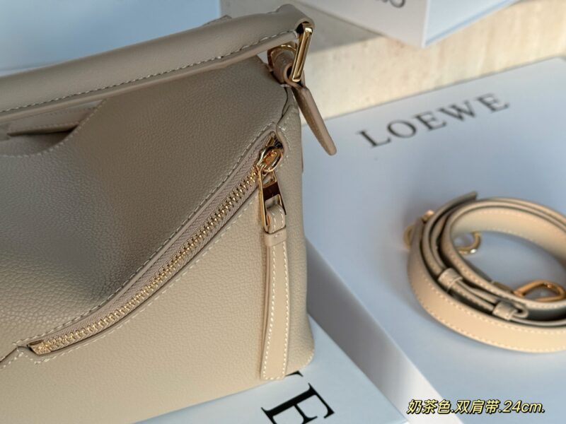 e40d9eef3b.jpg 320 box
Size: 24 * 15cm (large)
Loewe Geometry Package Puzzle
The latest version of woven shoulder straps
Clean Puzzle Edge is very advanced!
?? Cowhide quality!
Completely hold on!