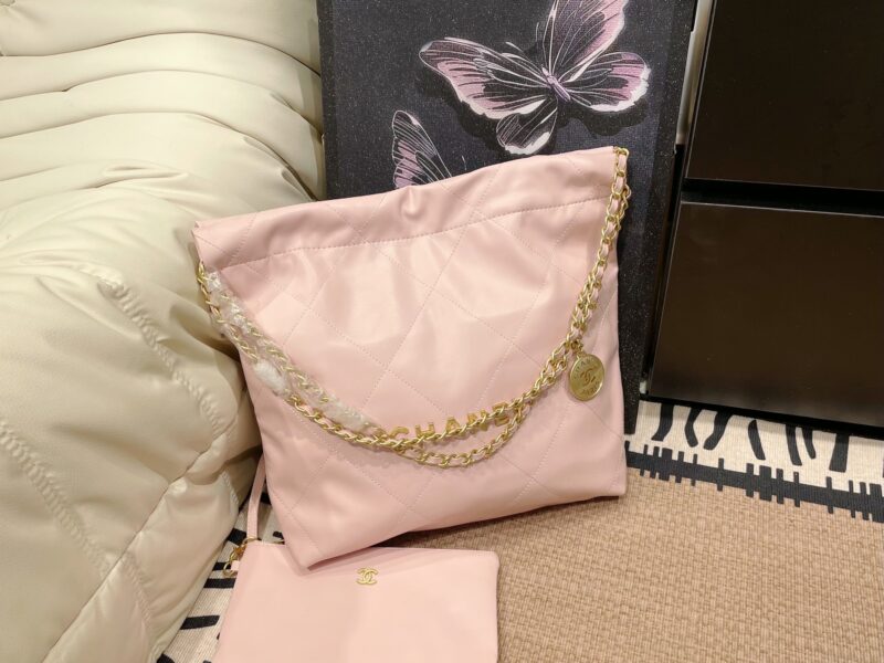 Folding box
Chanel garbage bag
The physical object with a relatively large capacity is stunning!
Can be carried by hand, shoulder crossed, or slung over the back
The upper body is also very beautiful, showing off one's temperament
It really smells go...