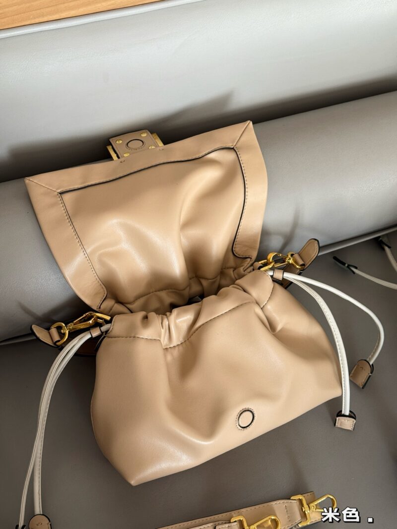 e40ef9b929.jpg 250 boxes
size:25*20cm
The latest series Mama Baguette has truly been designed to the hearts of fairies!
Fendi's latest magic wand
Fresh and elegant!