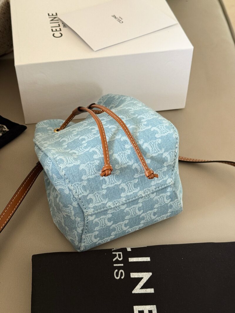 e41d74f97a.jpg 205 box
size:14*18cm
Celine denim bucket bag
Shallow denim is perfect for summer!
Super online appearance
Celine bucket bag is easier to carry on the back