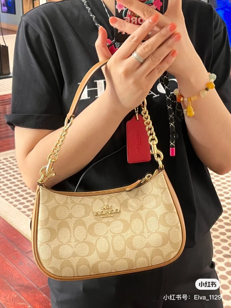 e425880b9a.jpg Coach~Underarm Bag~Milk Tea Color
There must be something in my bag during summer -This is an underarm bag
Underarm bag, definitely check out the Teri series from the Coach family
Underarm or crossbody can be used~Practical and versatile
New milk tea...
