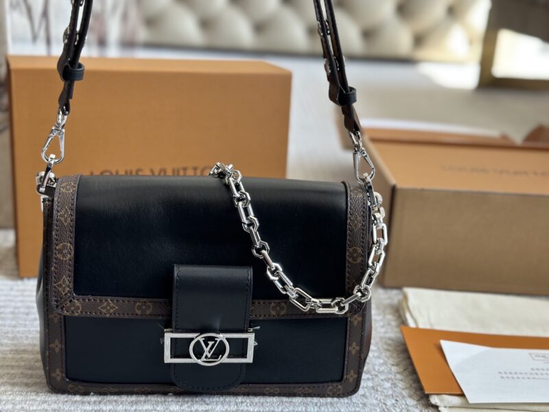 ￥ 285 New Product
LV | Soft Daphne | Show off New Product
Appearing at the 2025 Spring/Summer fashion show with cowhide trim to ensure the comfort of the bag, the Dauphine Soft handbag features a monogram cut for a soft look
Suitable for both men an...