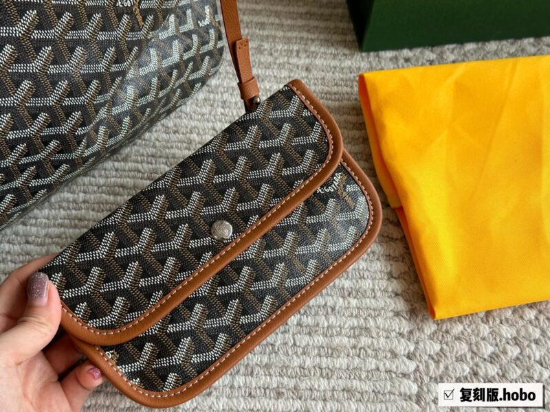 e44eb88988.jpg 215 replica folding box
size:45*28cm
Goya's New Hobo Underarm Bag
Leather/leather/workmanship have all been upgraded!
From beginning to end, everything was booked by customers!
Hobo is perfect for commuting!
Search for Goya shopping bags ?