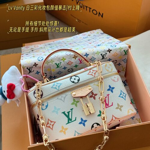 310 box upgrade version
size：19*12cm
L Home Vanity Small Box White Tri Color
?? Equipped with two shoulder straps and cute dolls
Super convenient and practical!
Who really sees who falls in love
The feeling of sinking at a glance upon seeing th...