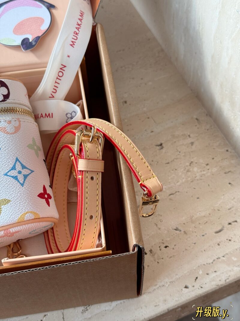 e45ce35338.jpg 280 box upgrade version
size:19*12cm
L Home Vanity Small Box White Tri Color
?? Equipped with two shoulder straps and cute dolls
Super convenient and practical!
Who really sees who falls in love
The feeling of sinking at a glance upon seeing th...