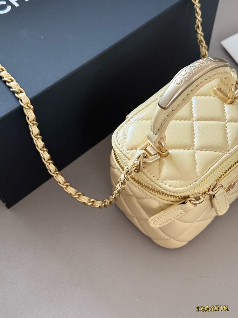 205 with packaging
size：11×8.5cm
Cute and lovely chicken yellow/very suitable for summer color matching~
Xiaoxiangjia's new product mouth red envelope/box package
Handheld makeup box
Opening it on the street can repair makeup
Close the shape that ...