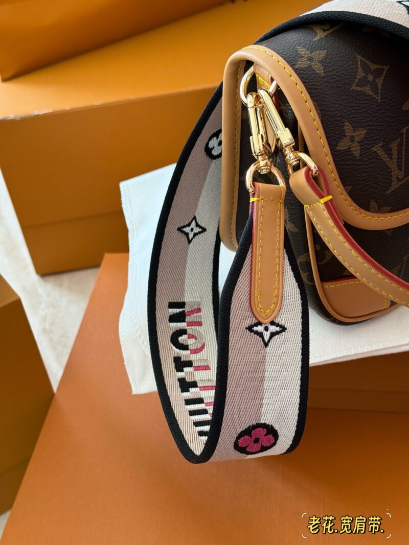 e46d2ab05c.jpg 250 boxes
size:25*17cm
L Family Diane French Stick Handbag
Customized presbyopia fabric paired with dark tree bark
Configure two shoulder straps ??
Today's happiness is brought by the Dharma stick!
Search for Lv Law Stick