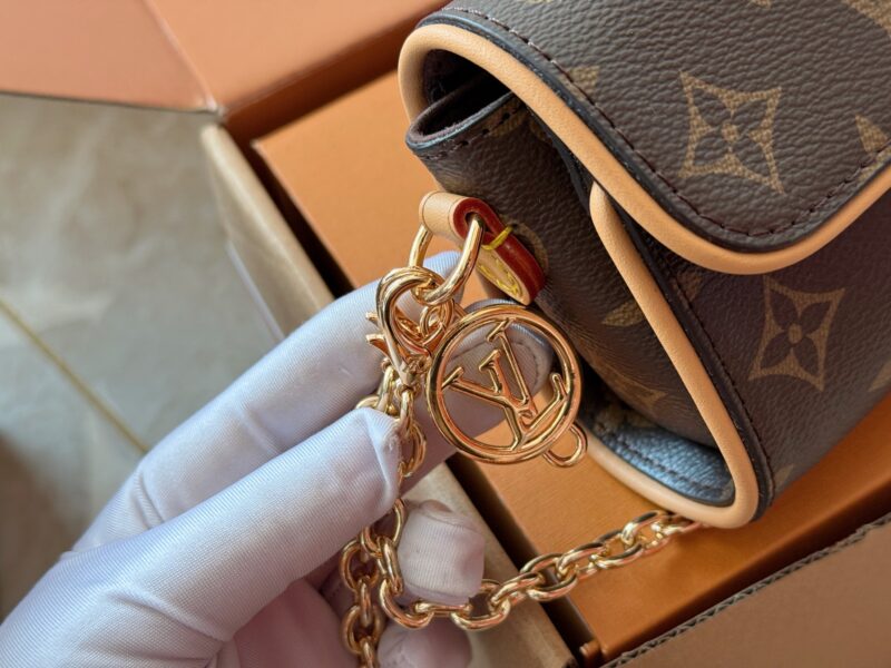 220 boxes
size：20*11cm
L Home CAMILLE Handbag
Wearing a small dress in summer should be absolutely stunning!
Exquisite and compact, it can still be installed!
There are three more ways to memorize! This should be the next stock shortage king