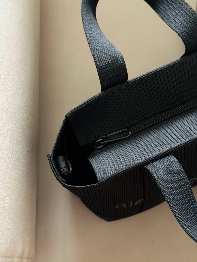 e48b299263.jpg 190 box
size:18*15cm
Alexander Wang | Who carried the cuteness off the street#
King Ryan Ribbed Mini Tote
Lightweight, comfortable, and easy to carry!