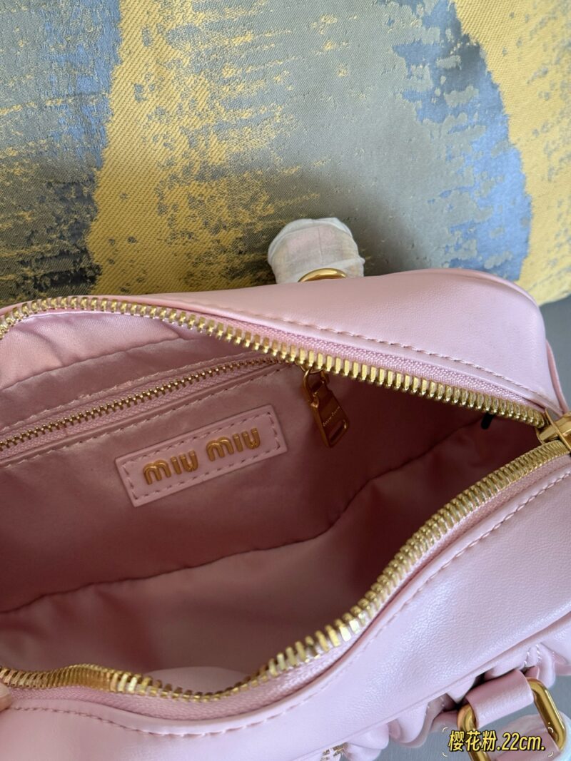 255 Upgraded Edition Box
size：22*11cm
New size of miumiu bowling ball ??
The faint cherry blossom powder is truly a fairy bag for summer
Summer colors~Comfortable
Can be carried by hand or slung diagonally
Full capacity~~
The appearance is Prin...
