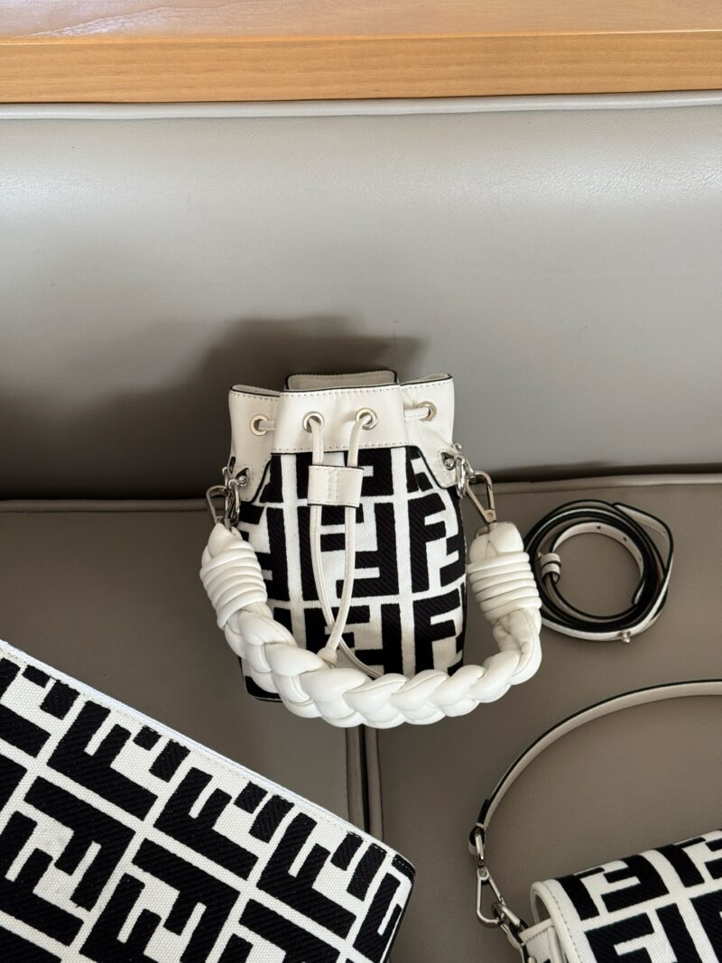 e496ffbb60.jpg 220 boxes
size:12.5*18cm
Fendi bucket bag
Wide woven wrist strap
configuration ? Long shoulder straps!
The Wealth Bucket has a new color scheme! It's so beautiful
The capacity and appearance are all very online!