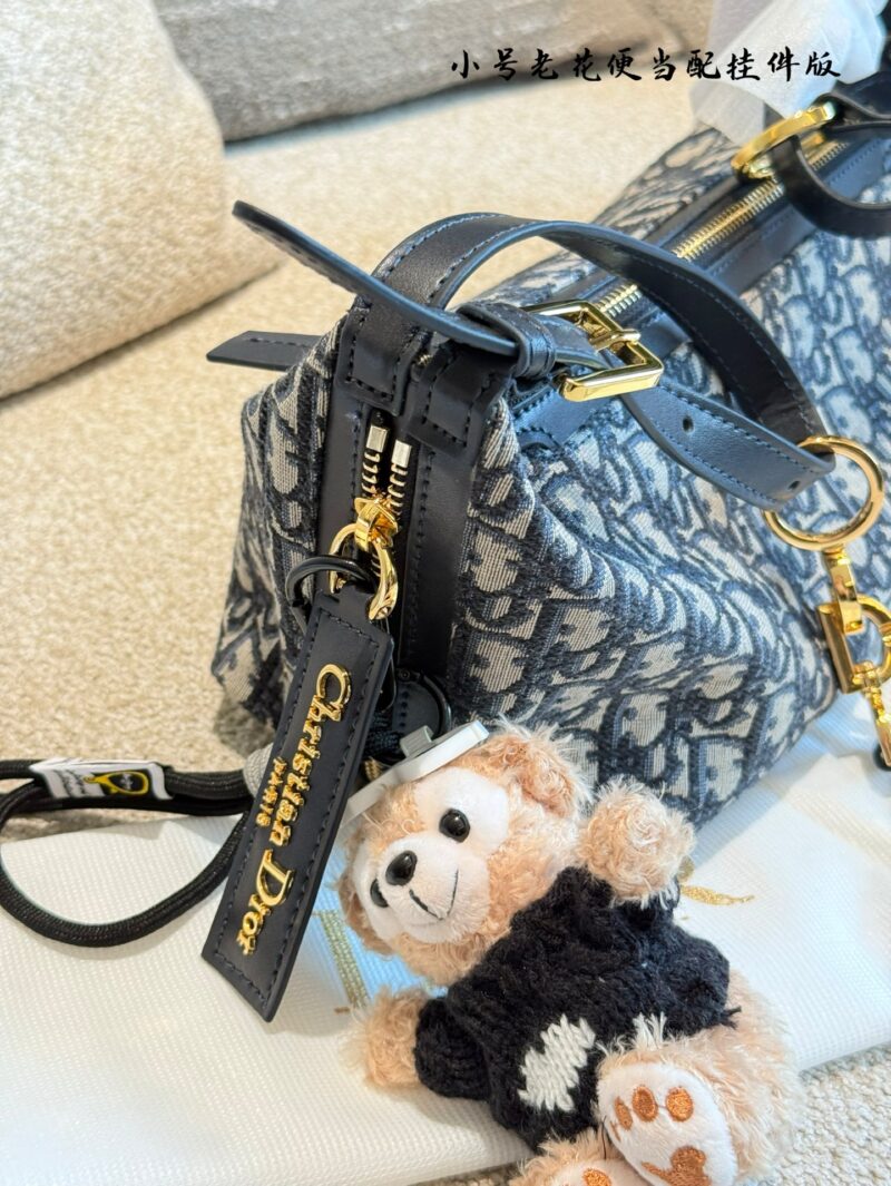 Dior Old Flower Bento Bag with Pendant P295
Elegant, casual, and full of relaxation
Interpreting a fashionable new posture, with a stylish and casual appearance, inadvertently revealing a sense of relaxation. Put on an off shoulder top and black skir...