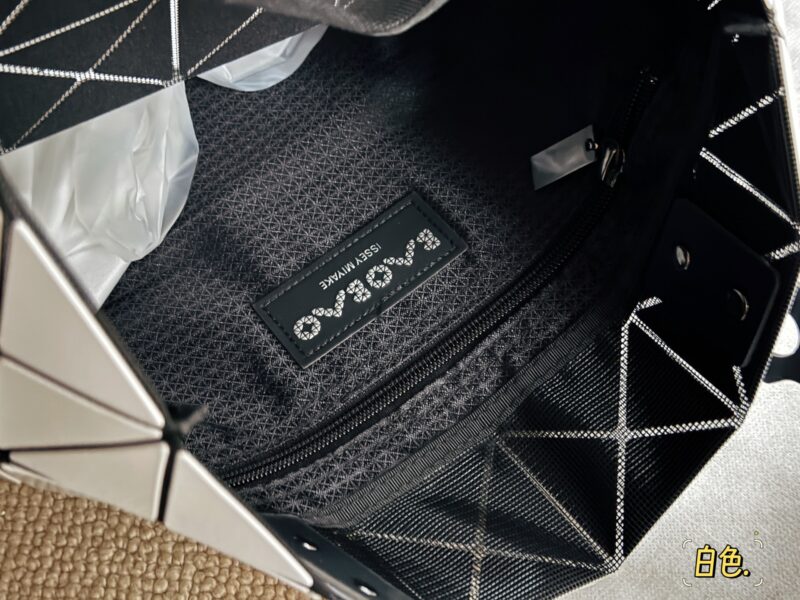e4b8bb267f.jpg 180 no box upgrade
issey miyake BAOBAO
Miyake Life 6x6 Shopping Bag
Size 34x34cm ??
Perfect for summer
Light and convenient, small and fresh~