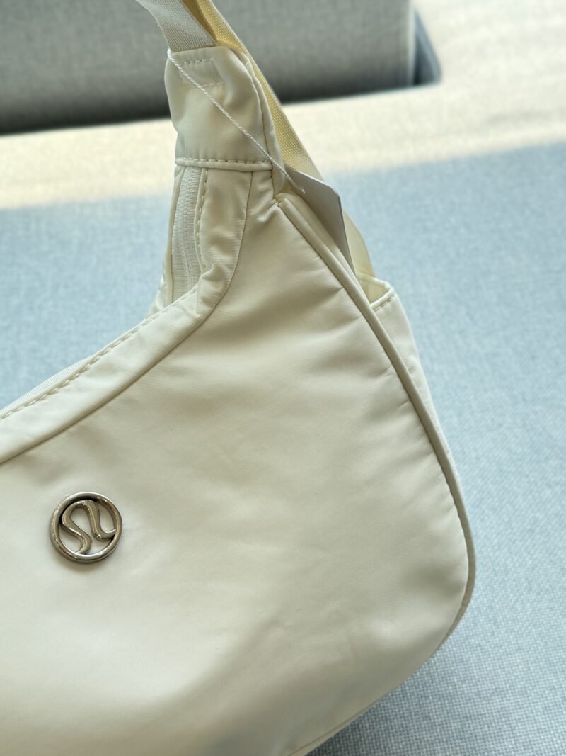 e4c811681b.jpg 180 airplane box
size:27×19
Lululemon 4L Nylon Underarm Bag Handbill Shoulder Bag
Underarm handbags are also full of design sense! Smooth and textured, with a large capacity!
Love at first sight armpit croissant