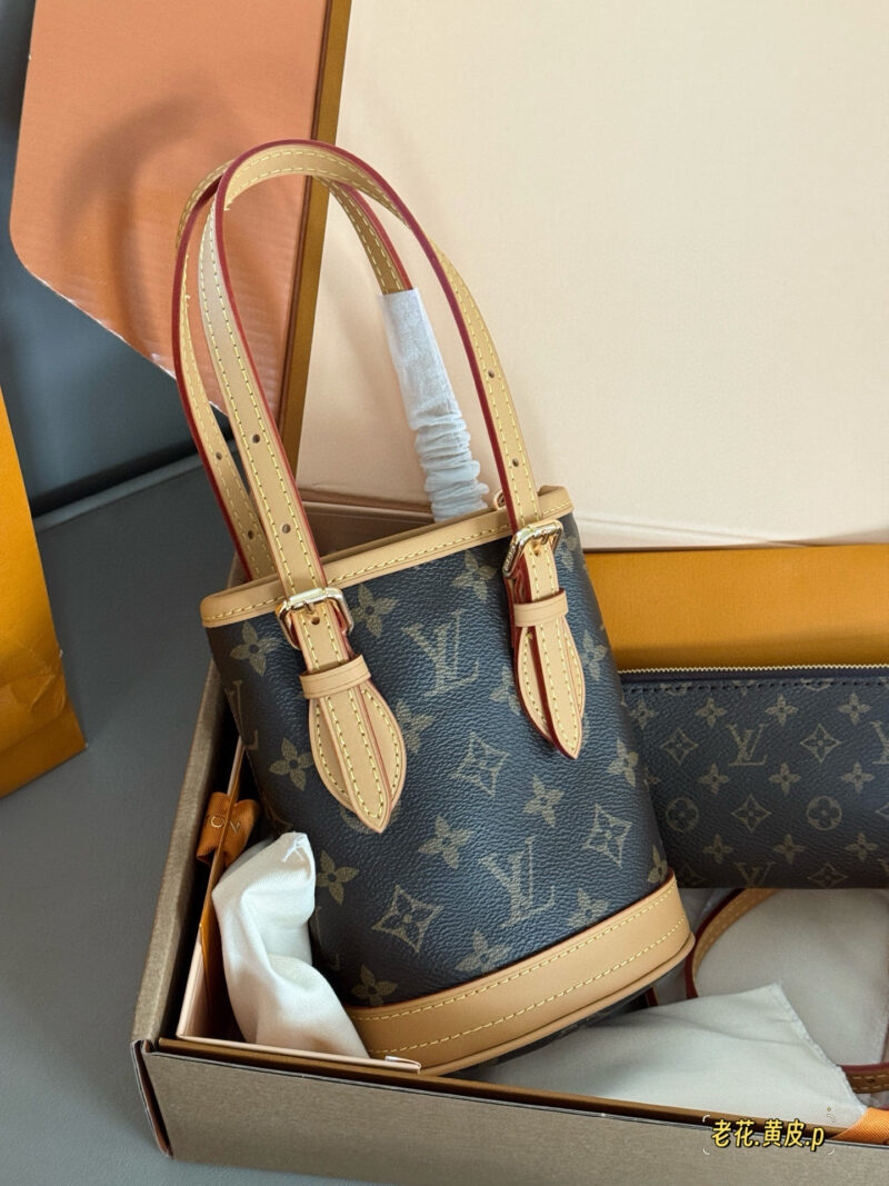 e4d039d0b0.jpg 215 boxes
size:13*17cm
Customized products are available ??
L family used water bucket bag (bag in bag)
The classic yellow skin of the old flower bucket
Impressive ??
Search for Lv bucket bag