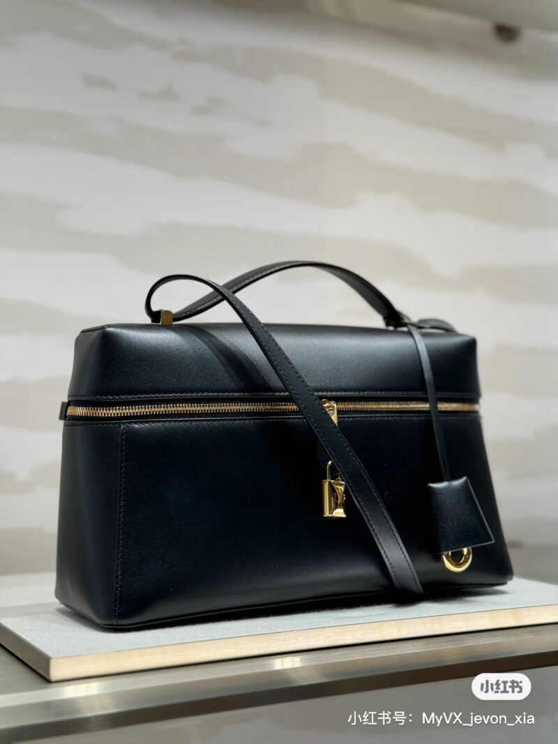A niche hand-held, one shoulder, and crossbody lunch box bag, fashionable, simple, and versatile! Some people are immediately attracted by this retro niche hand-held shoulder crossbody lunch box bag! Its design is simple yet not simple, full of a s...