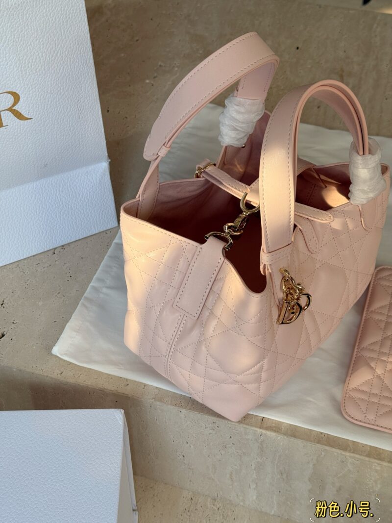 e4e1f1c0ce.jpg 300 310 box upgraded version again
Size: 23x15cm (small size)
28 * 21cm (large size)
D's super popular Toujours shopping bag
I personally think the bag design is really durable!
New Pink~
Cool and cute~pink powder is tender and tastes foreign!